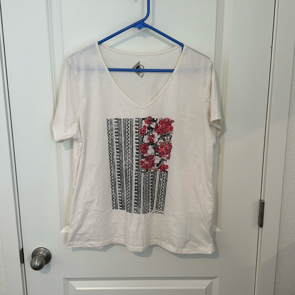 Never worn. Volcom American Flag graphic tee. Size XL